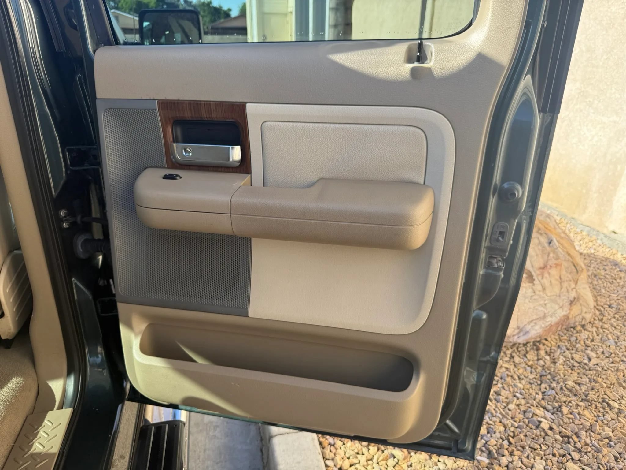 Used 2004 Ford F150 Lariat RWD image 9