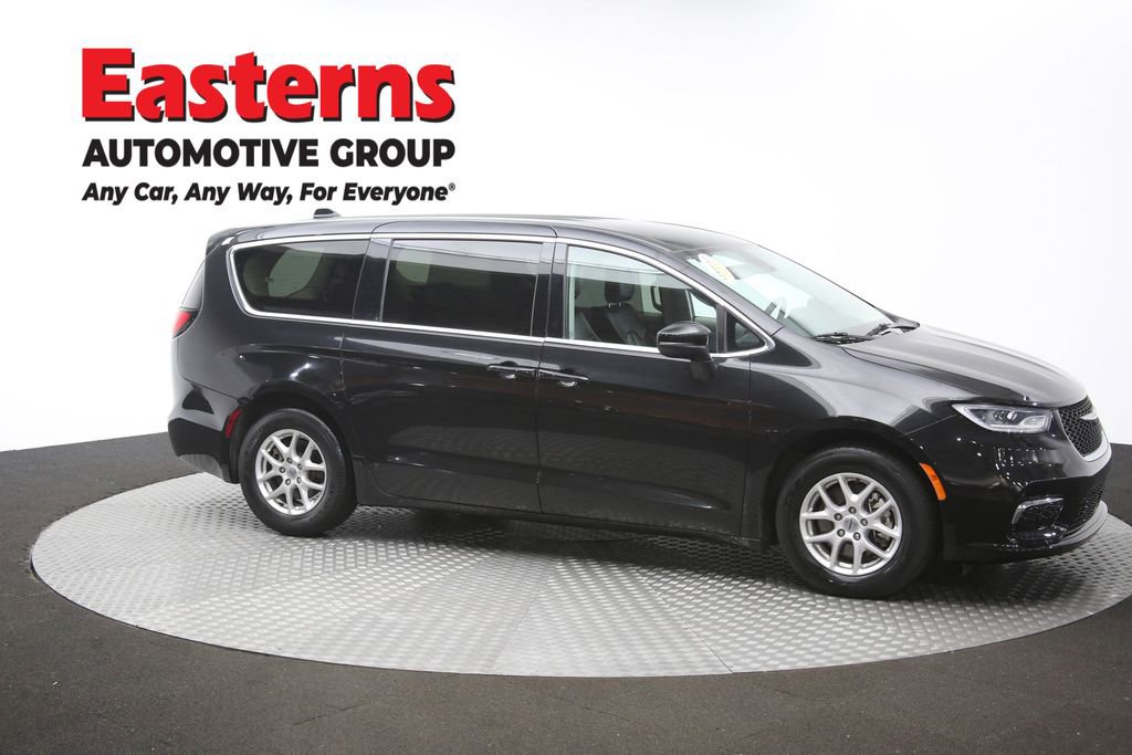 Used 2023 Chrysler Pacifica Touring-L FWD image 49