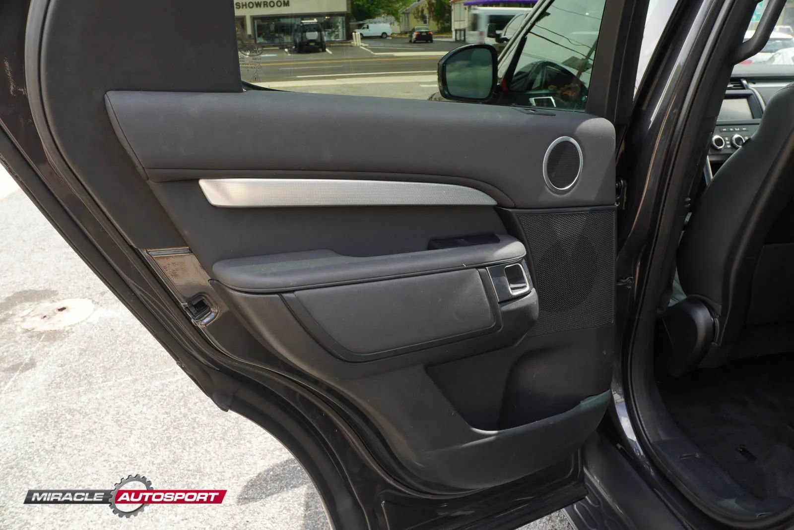Used 2020 Land Rover Discovery Landmark AWD/4WD image 22