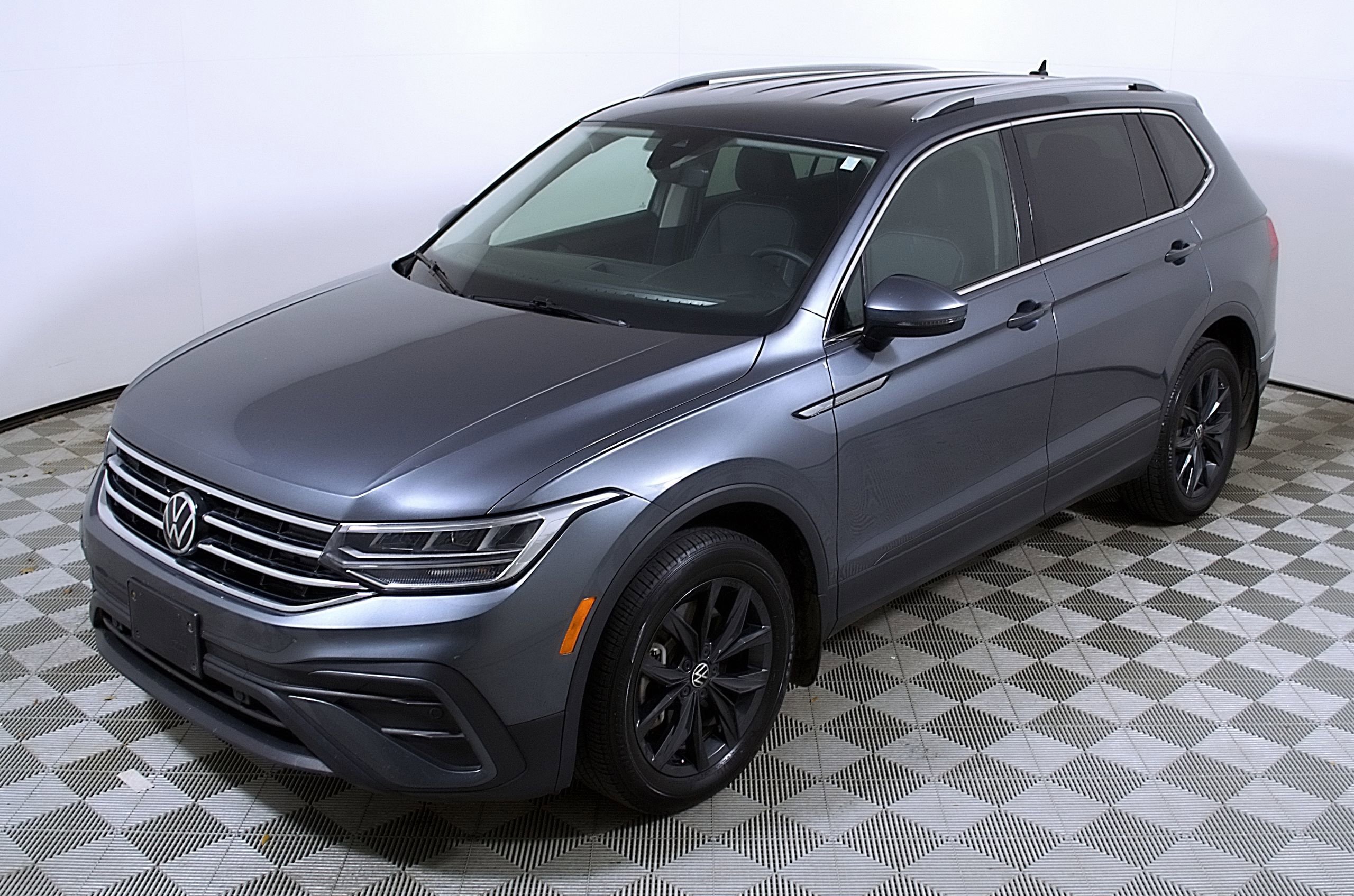 Used 2024 Volkswagen Tiguan SE w/ MDO Package, Three-Row video 3
