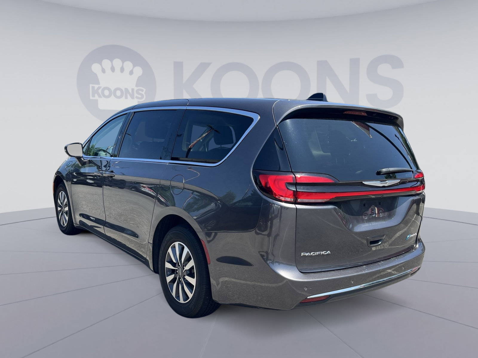 Used 2023 Chrysler Pacifica Touring-L FWD image 4