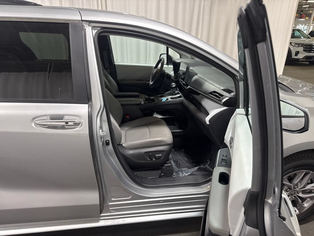 Used 2025 Toyota Sienna XLE FWD image 17