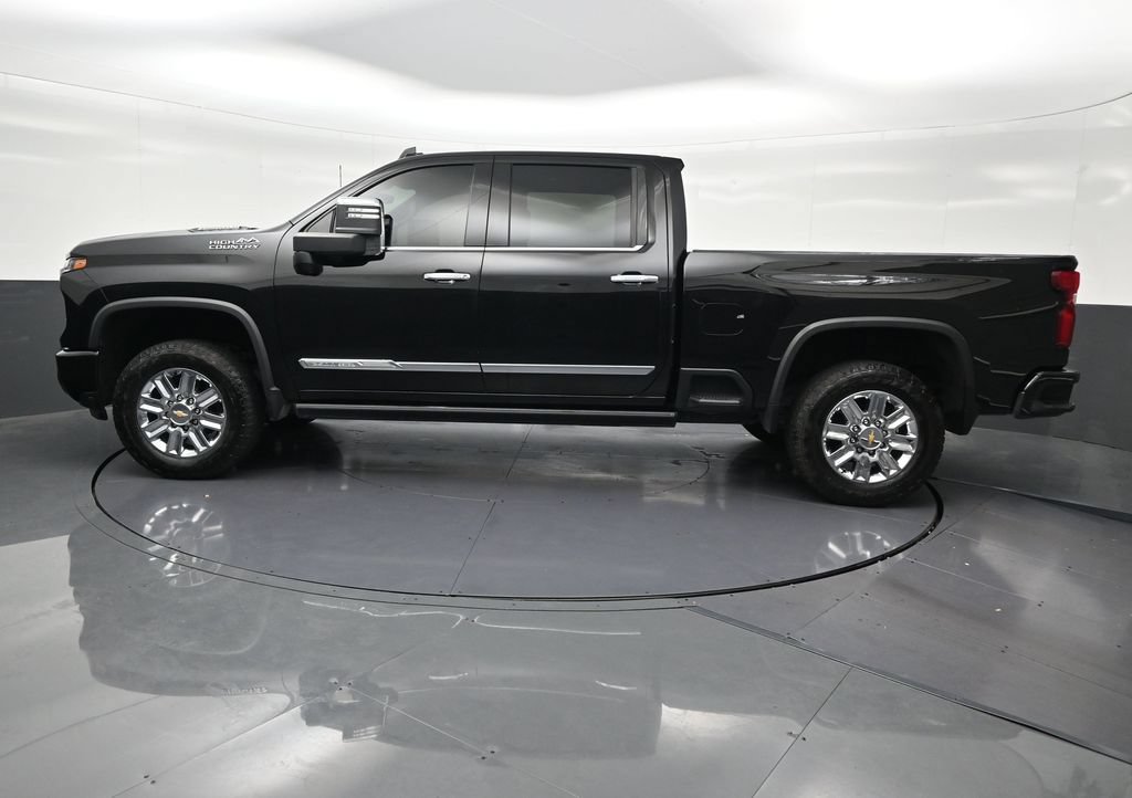 Used 2024 Chevrolet Silverado 2500 High Country w/ High Country Premium Package AWD/4WD image 2