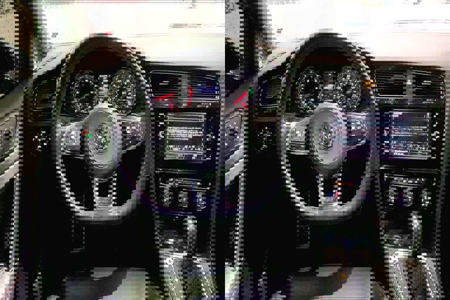 Used 2021 Volkswagen GTI SE image 5