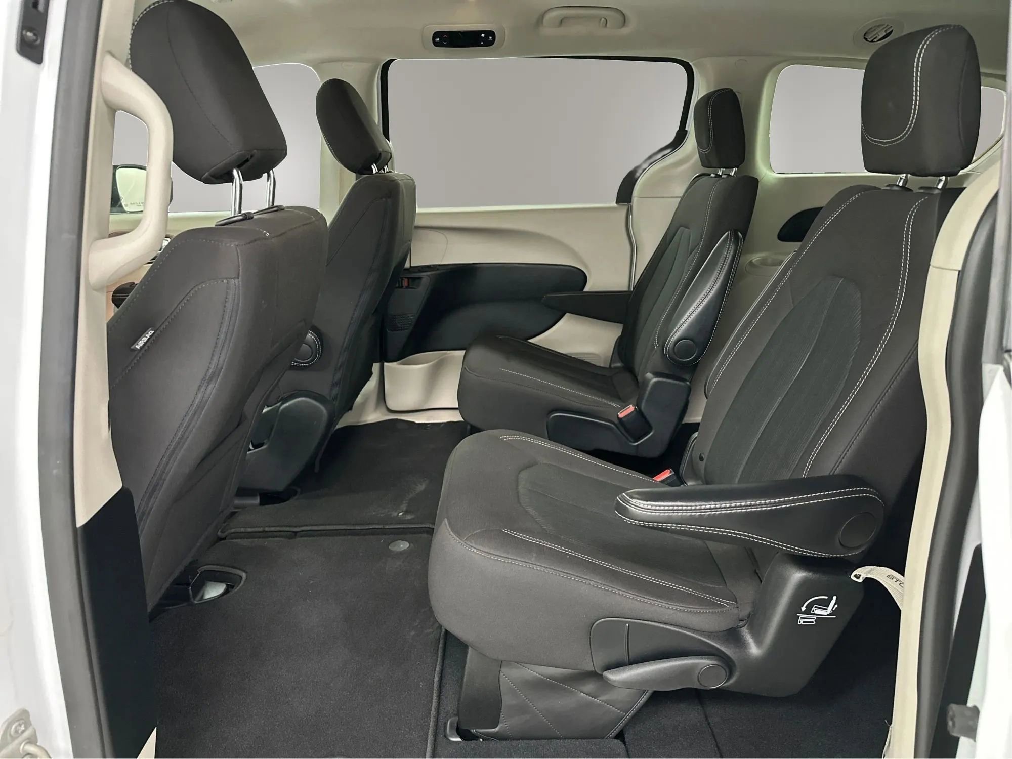 Used 2024 Chrysler Voyager LX image 10