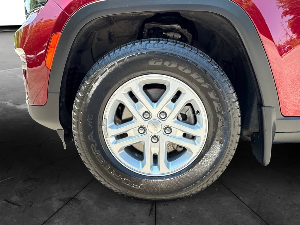 Used 2025 Jeep Grand Cherokee Laredo w/ MOPAR Finishing Package AWD/4WD image 14