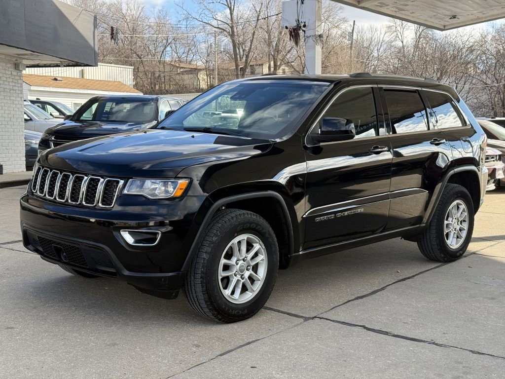Used 2020 Jeep Grand Cherokee Laredo image 3