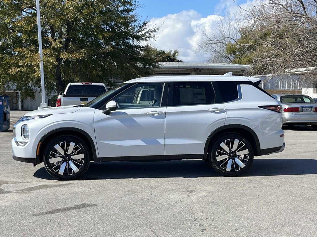 New 2026 Mitsubishi Outlander SE image 2