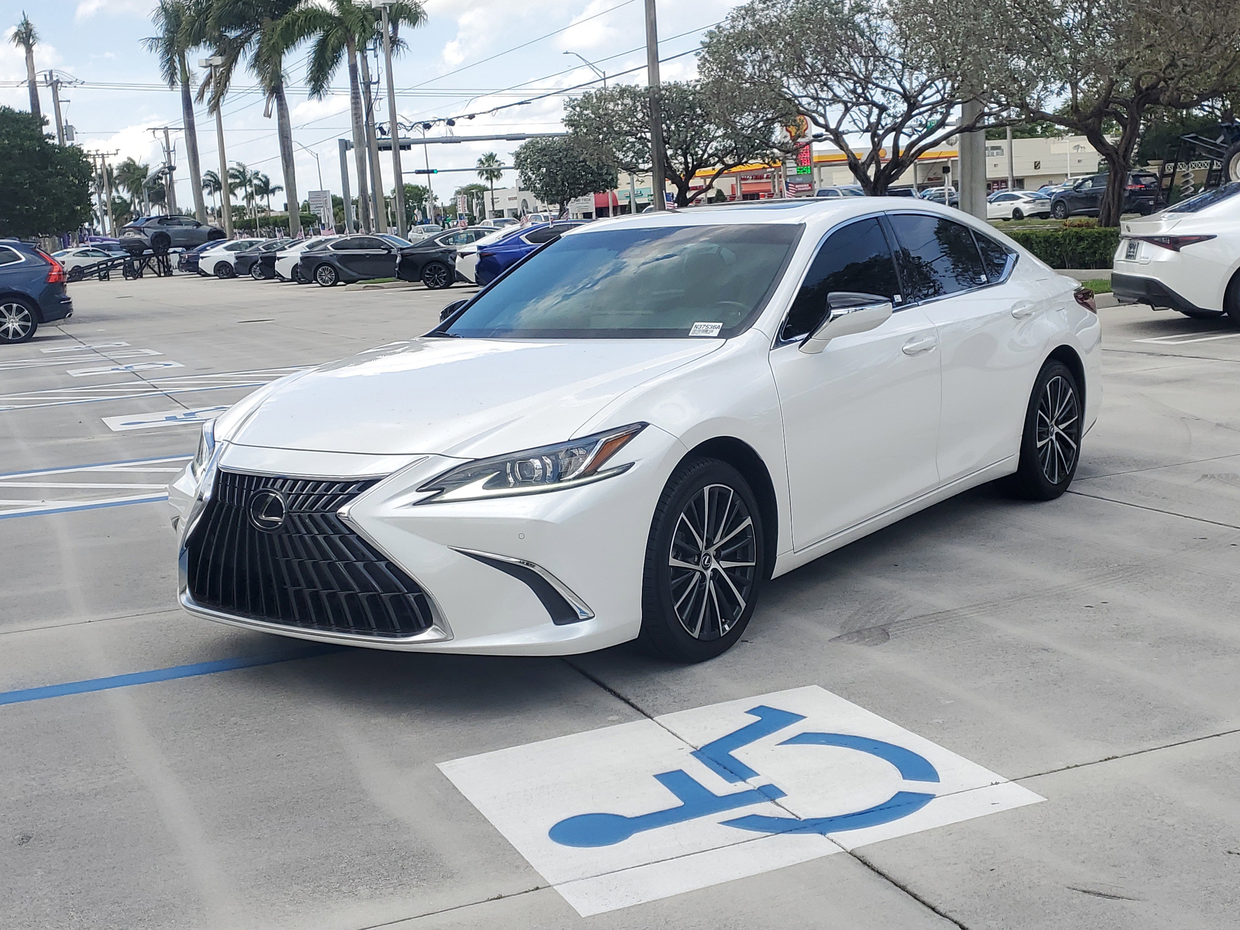 Used 2025 Lexus ES 350 w/ Premium Package FWD image 5