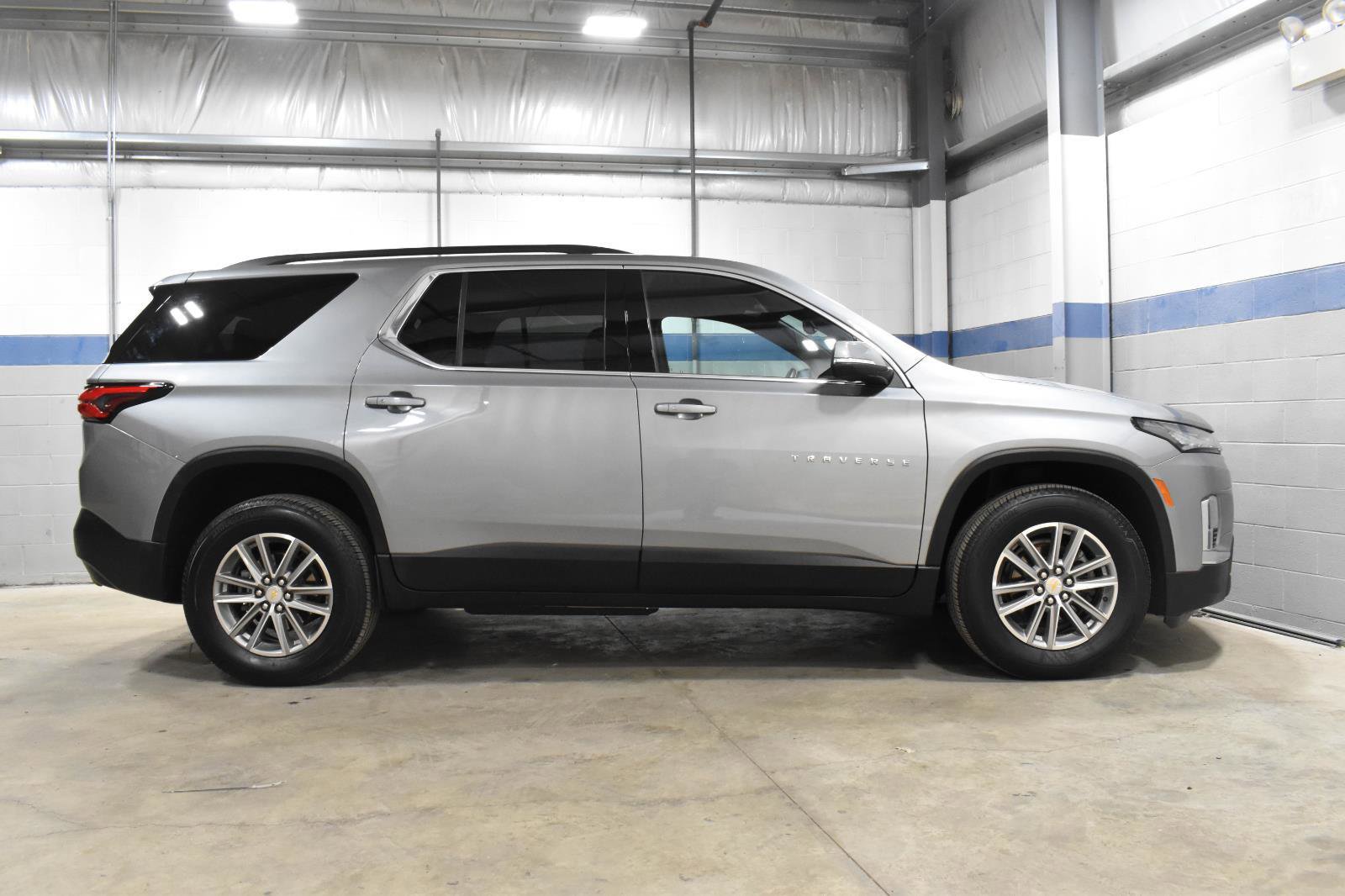 Used 2023 Chevrolet Traverse LT FWD image 32