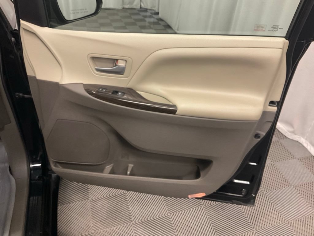Used 2015 Toyota Sienna XLE FWD image 33