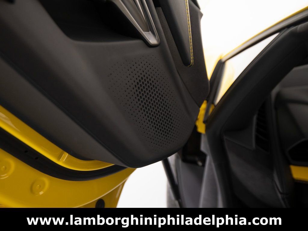 Used 2024 Lamborghini Revuelto image 17