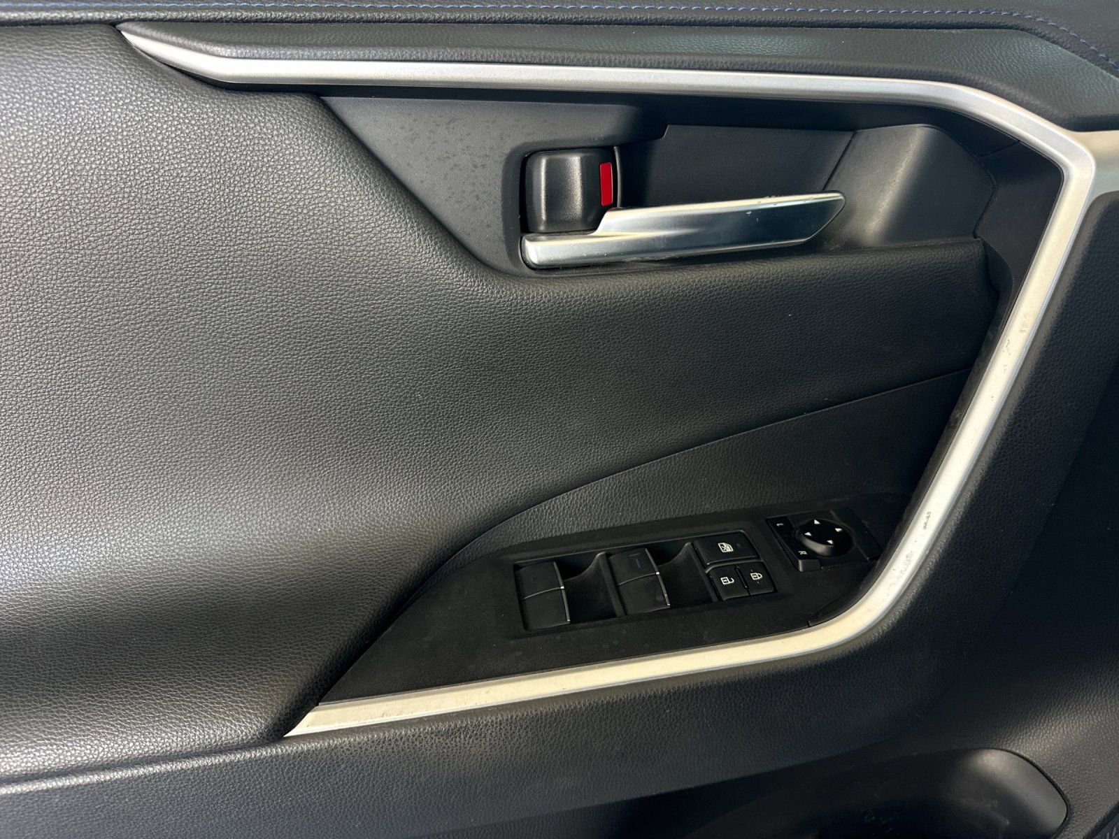 Used 2019 Toyota RAV4 XSE AWD/4WD image 10