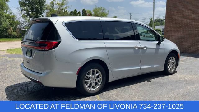 Used 2024 Chrysler Pacifica Touring-L FWD image 8