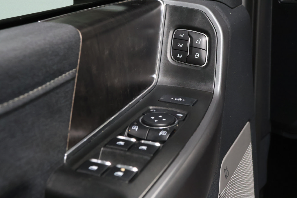 Used 2025 Ford F250 Lariat w/ Black Appearance Package AWD/4WD image 23
