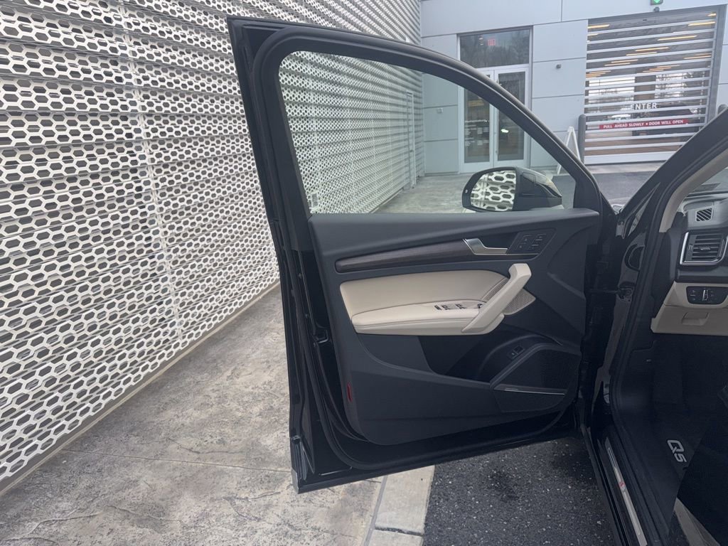 Certified 2025 Audi Q5 2.0T Premium Plus w/ Premium Plus Package image 28
