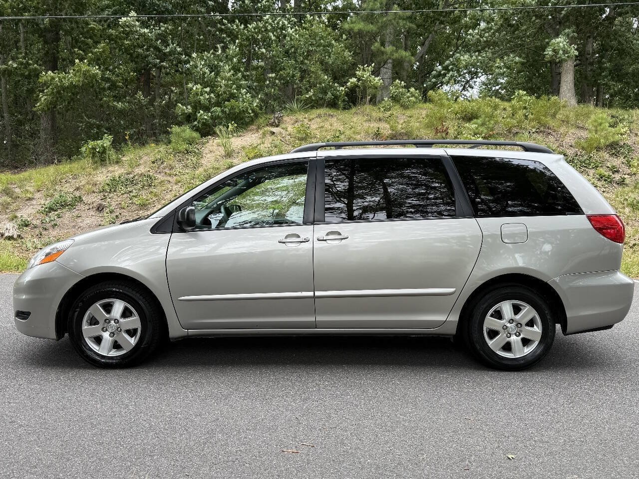 Used 2010 Toyota Sienna LE FWD image 9