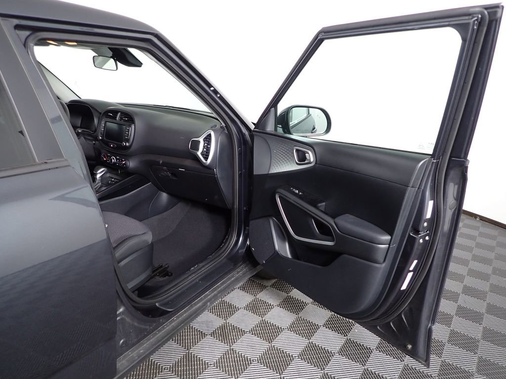 Used 2025 Kia Soul LX w/ LX Technology Package FWD image 31