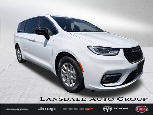 Used 2025 Chrysler Pacifica Select FWD image 1