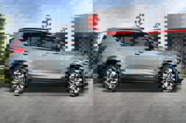 Used 2023 Volvo XC40 B4 Ultimate image 3