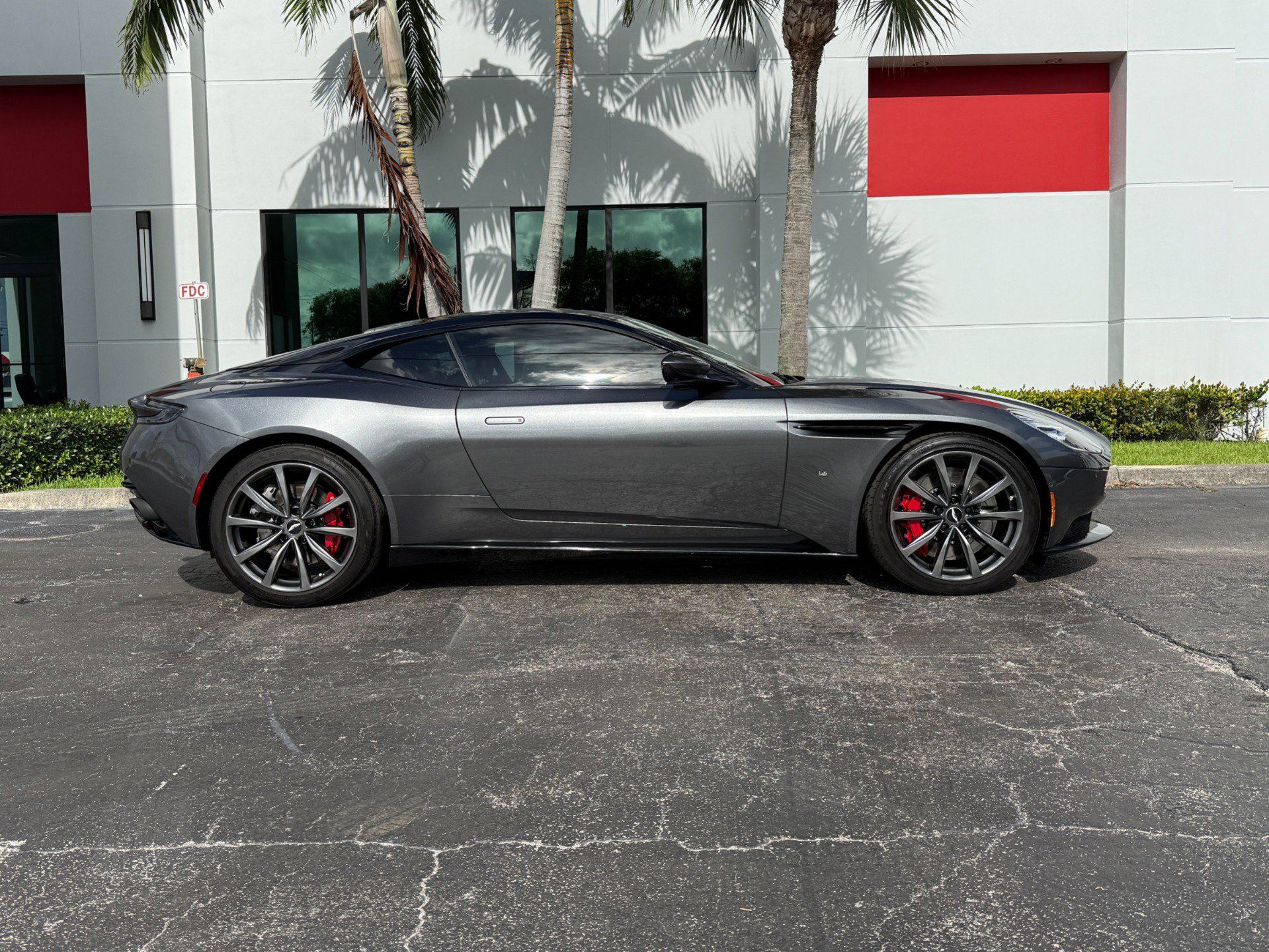 Used 2018 Aston Martin DB11 V12 RWD image 2