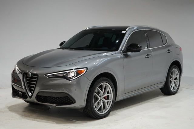 Used 2020 Alfa Romeo Stelvio Ti w/ Active Blind Spot Package AWD/4WD image 3