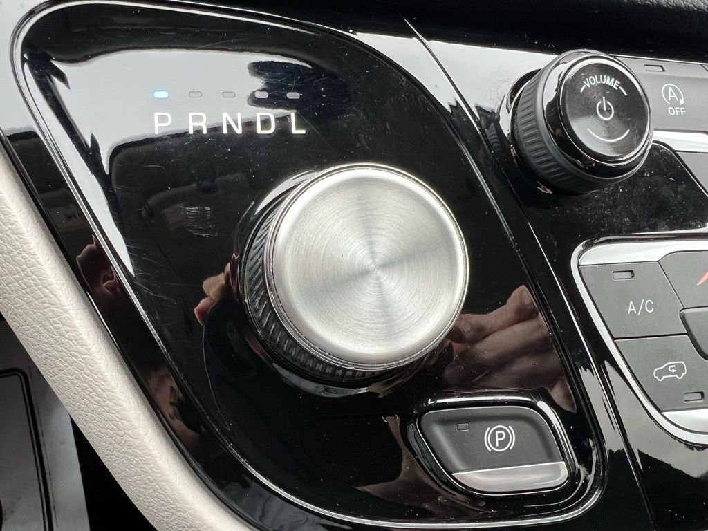 Used 2020 Chrysler Pacifica Touring w/ Tire & Wheel Group FWD image 34