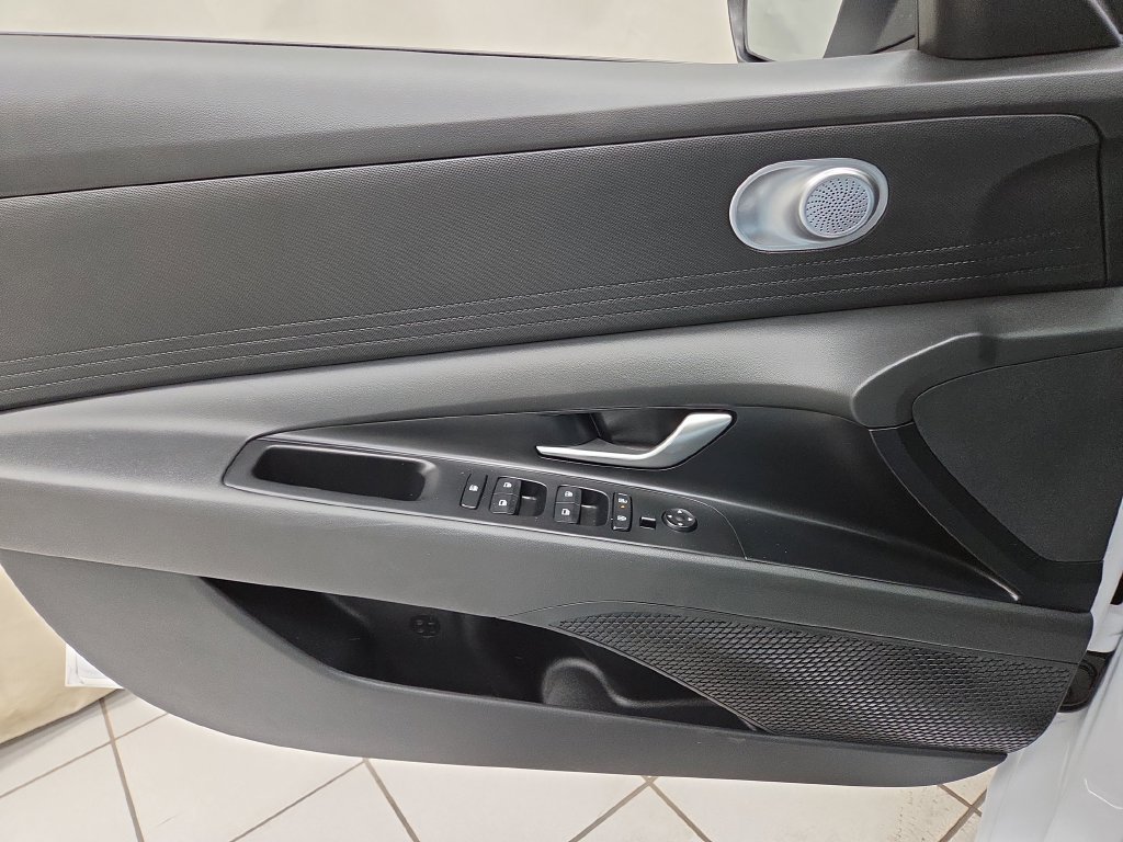 Used 2025 Hyundai Elantra Hybrid FWD image 19