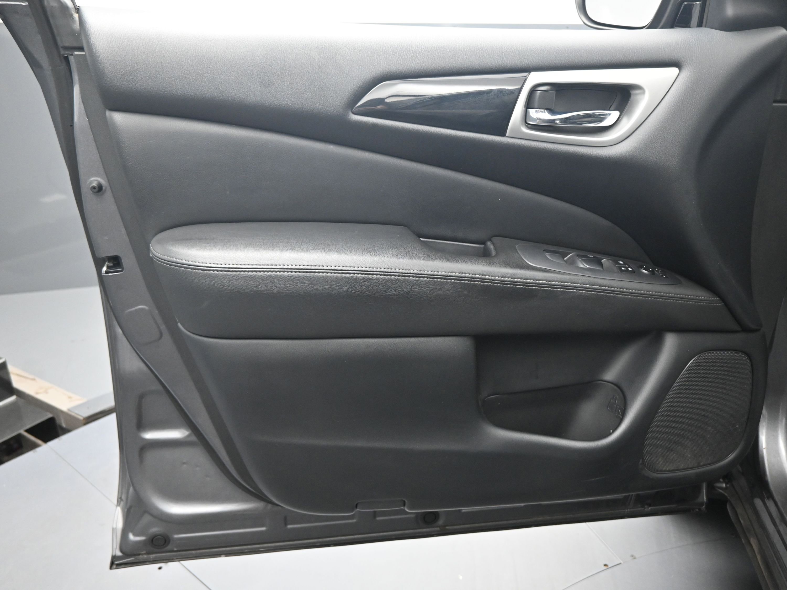 Used 2020 Nissan Pathfinder S image 16