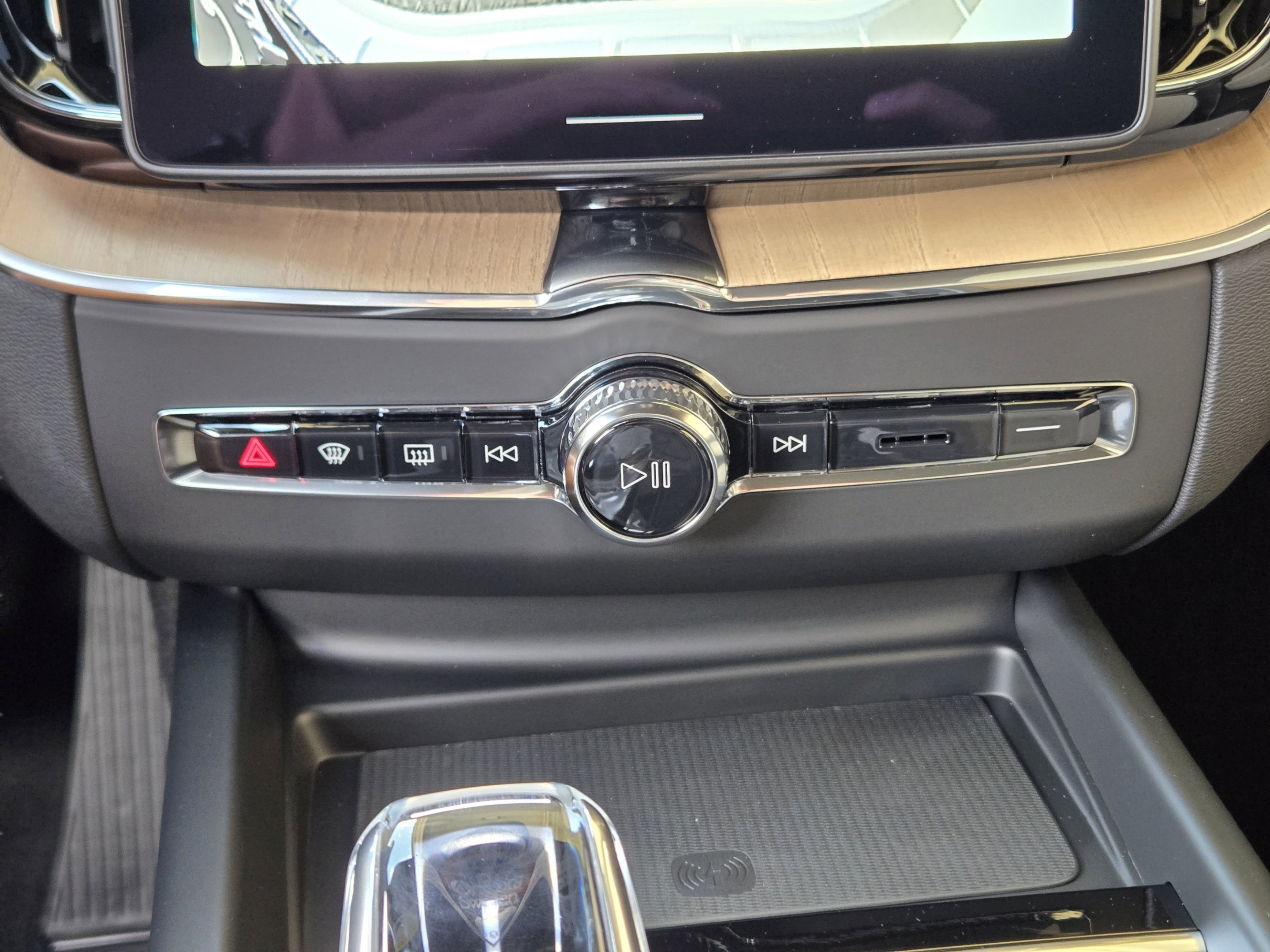 New 2026 Volvo XC60 B5 Plus w/ Protection Package Premier AWD/4WD image 16