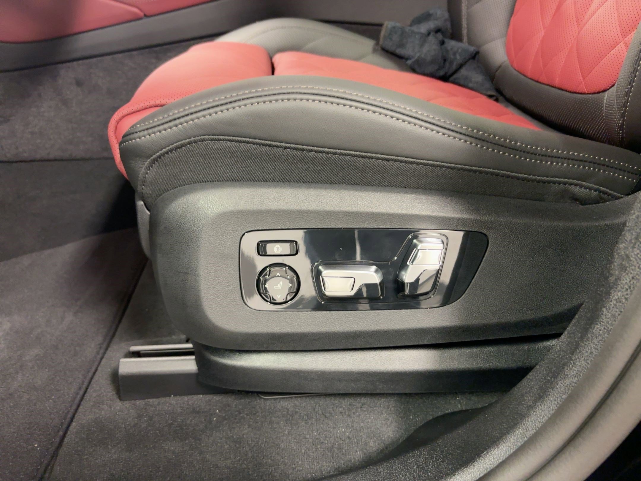 New 2026 BMW X6 xDrive40i w/ Executive Package image 13