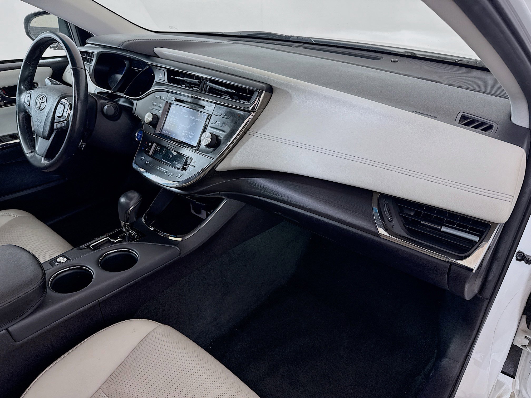 Used 2018 Toyota Avalon Limited image 29