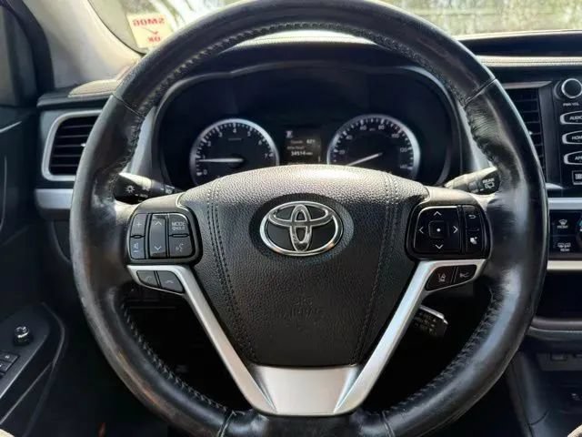 Used 2017 Toyota Highlander Limited Platinum w/ Carpet Mat Package FWD image 23