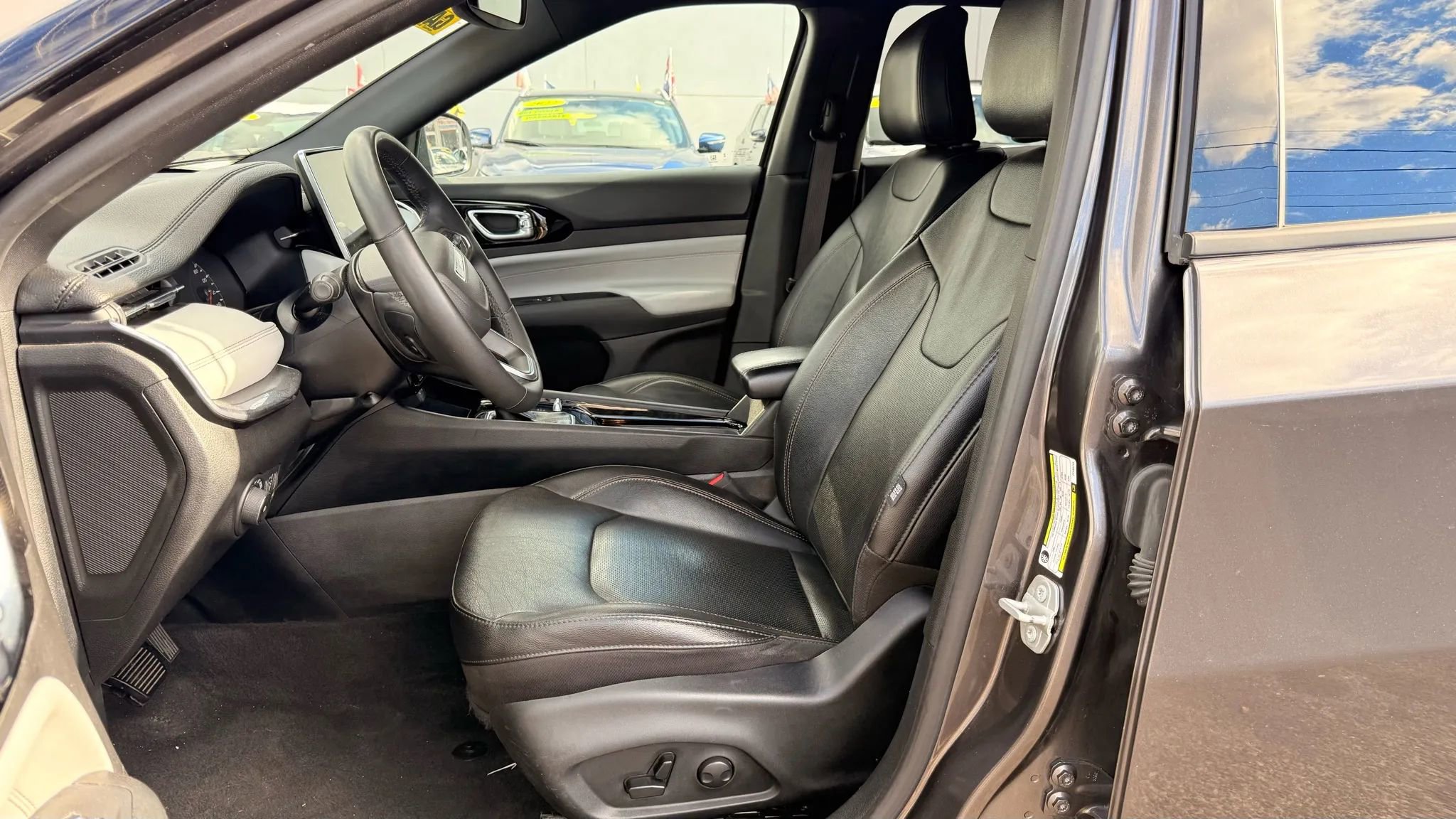 Used 2023 Jeep Compass Limited image 12