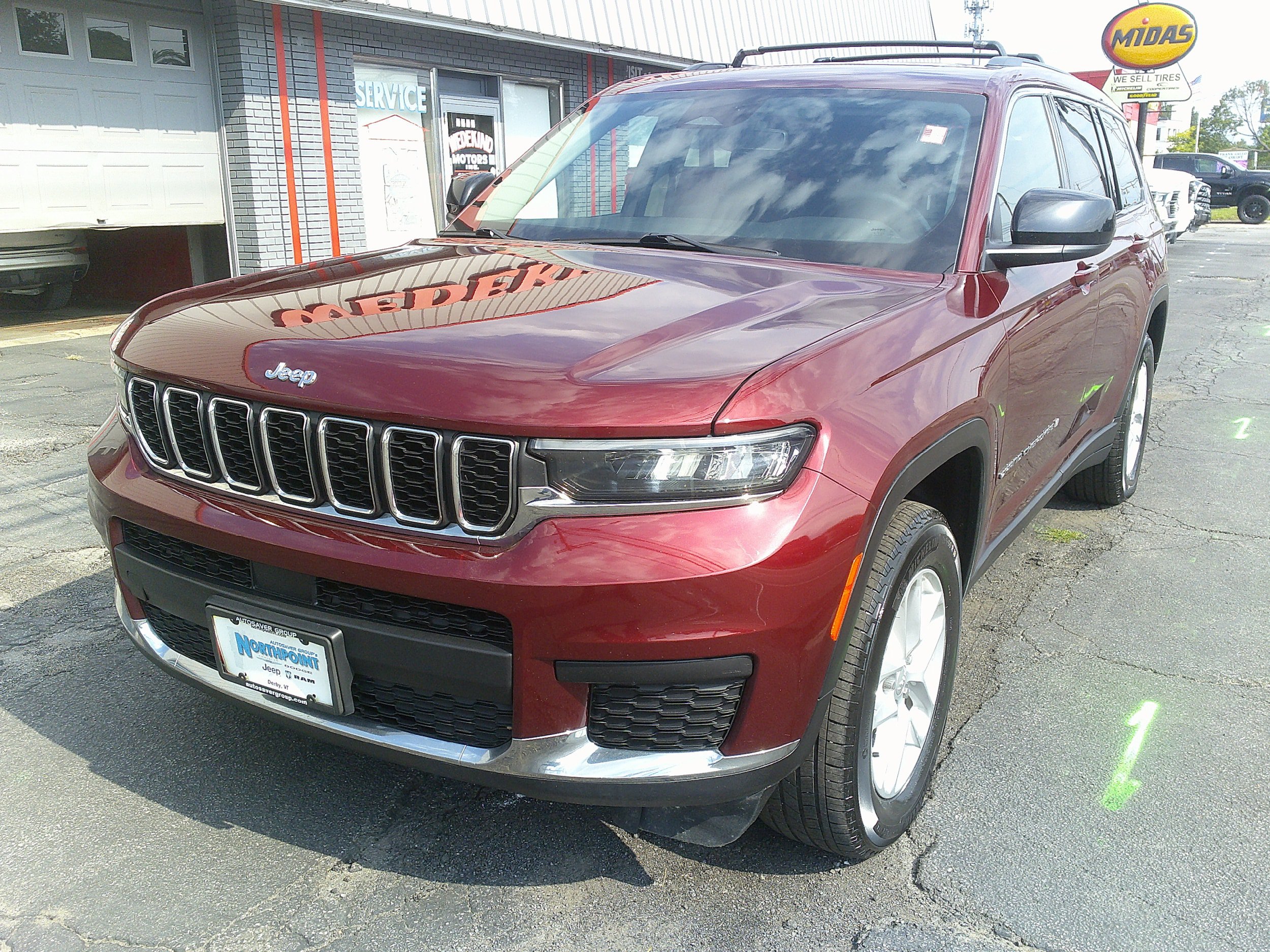 Used 2022 Jeep Grand Cherokee L Laredo w/ Luxury Tech Group I AWD/4WD image 3