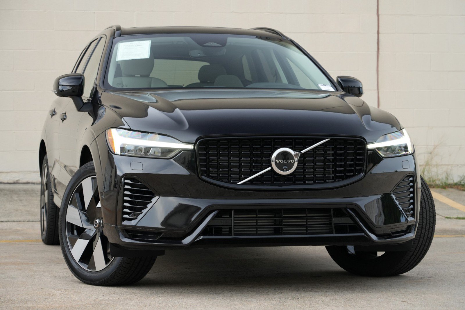 Used 2025 Volvo XC60 T8 Plus w/ Protection Package Premier AWD/4WD image 4