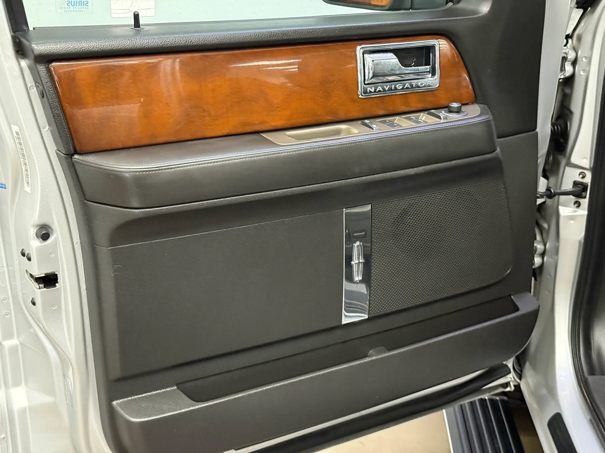 Used 2012 Lincoln Navigator L 4WD image 13