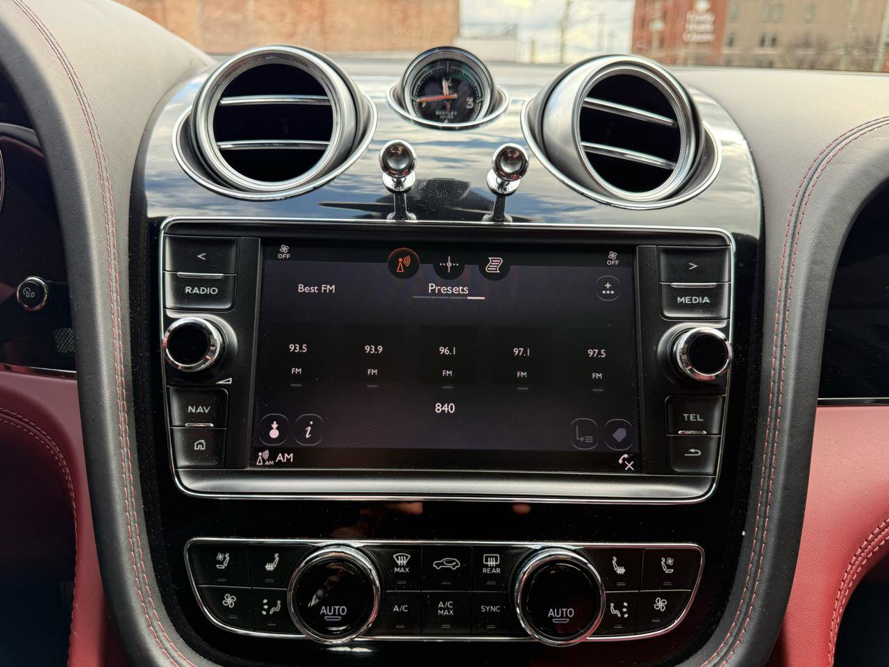 Used 2018 Bentley Bentayga Onyx Edition image 11