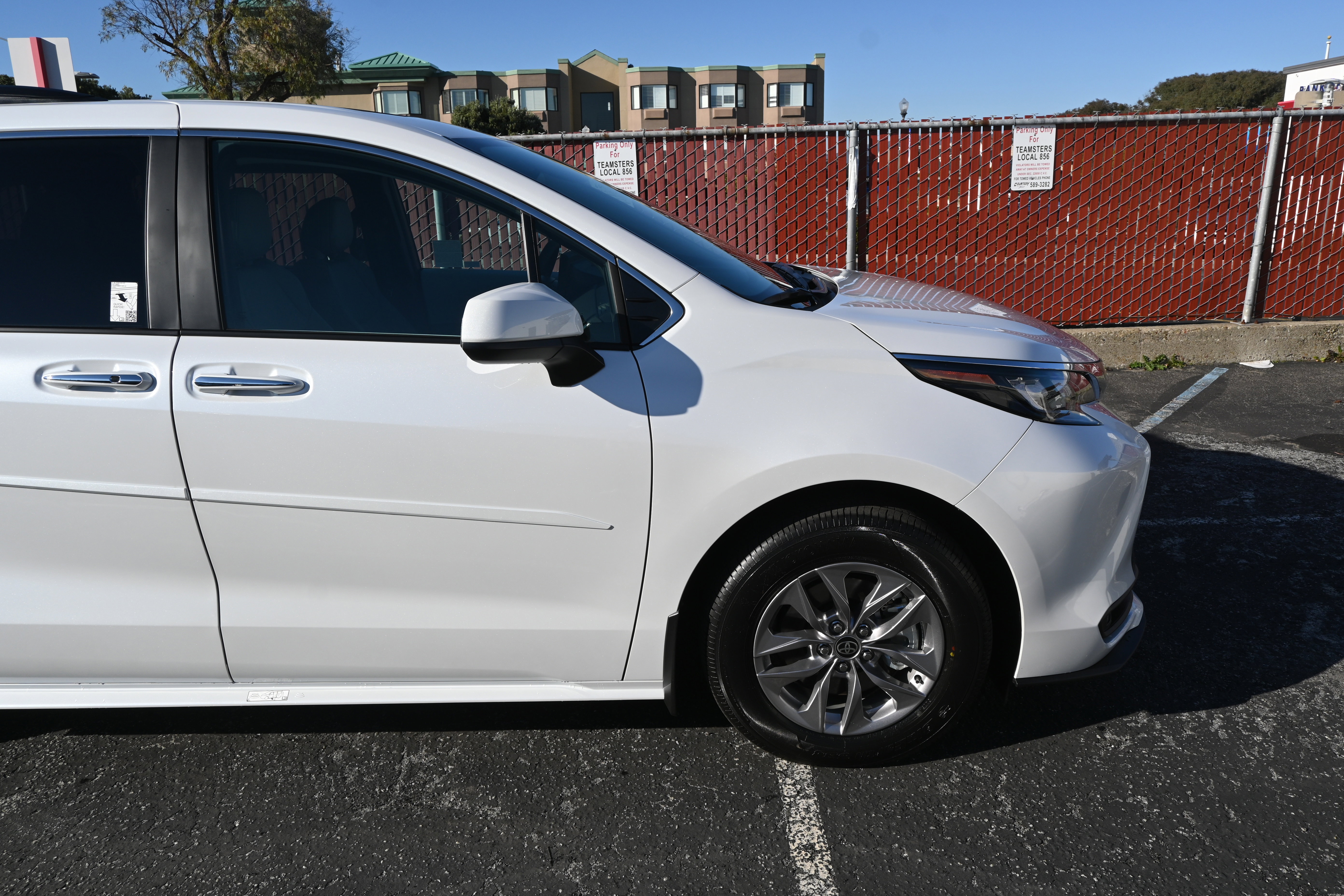 Used 2026 Toyota Sienna XLE image 9