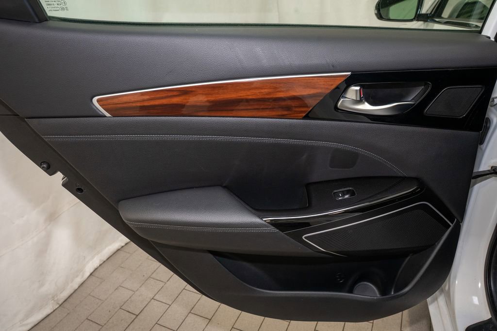 Used 2017 Kia Cadenza Technology image 10