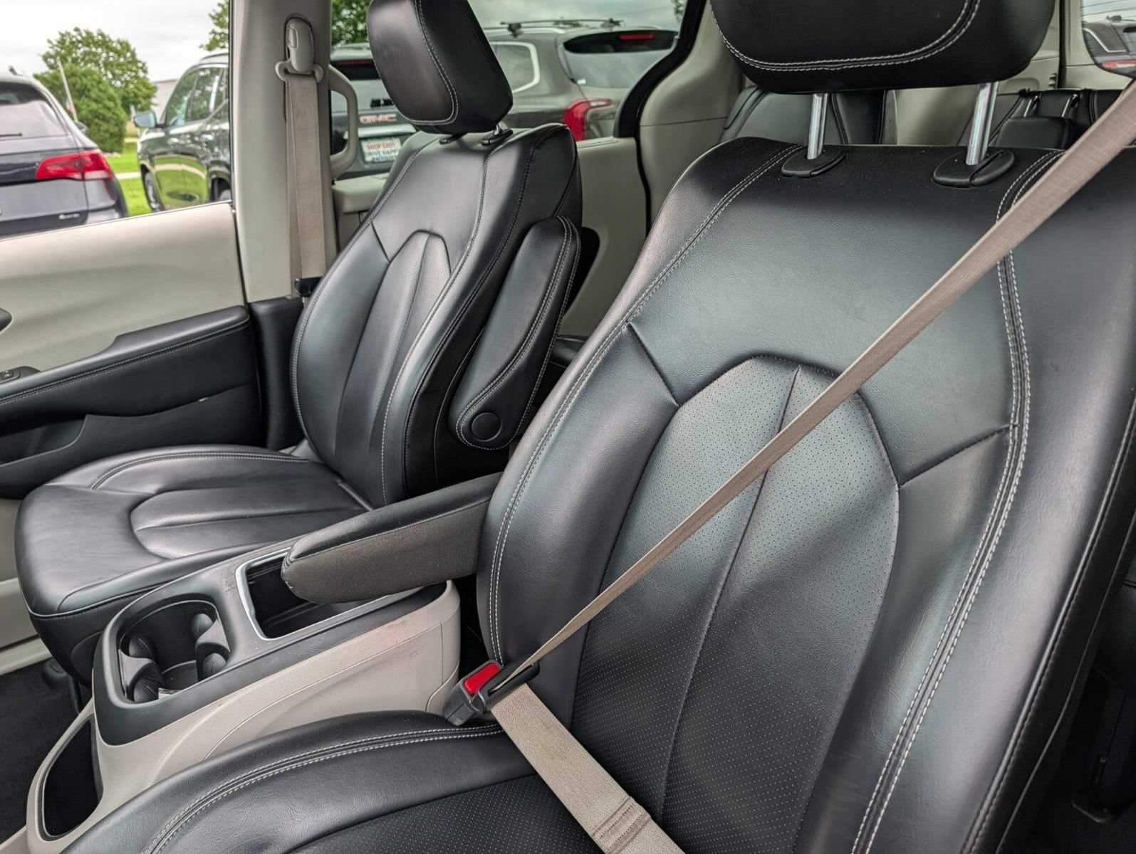 Used 2023 Chrysler Pacifica Touring-L FWD image 16