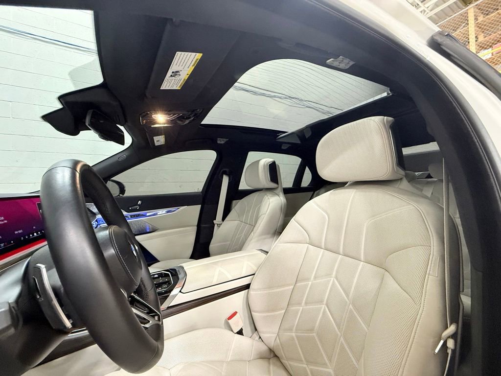 Used 2024 BMW 760i xDrive w/ Premium Package image 34