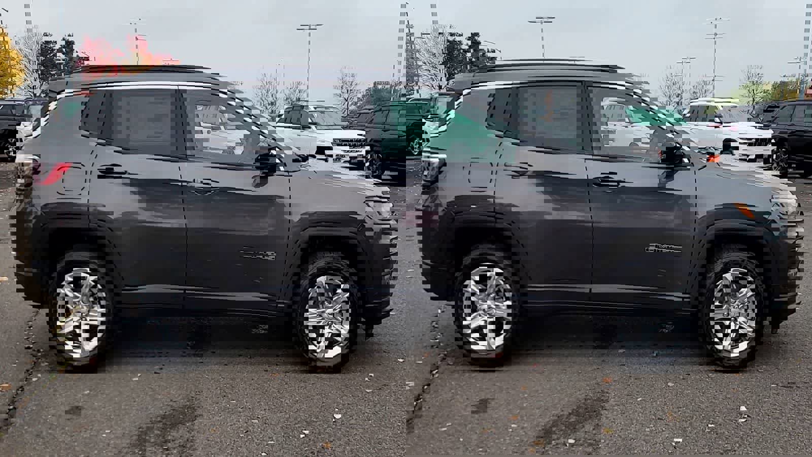 Used 2023 Jeep Compass Latitude w/ Convenience Group image 9