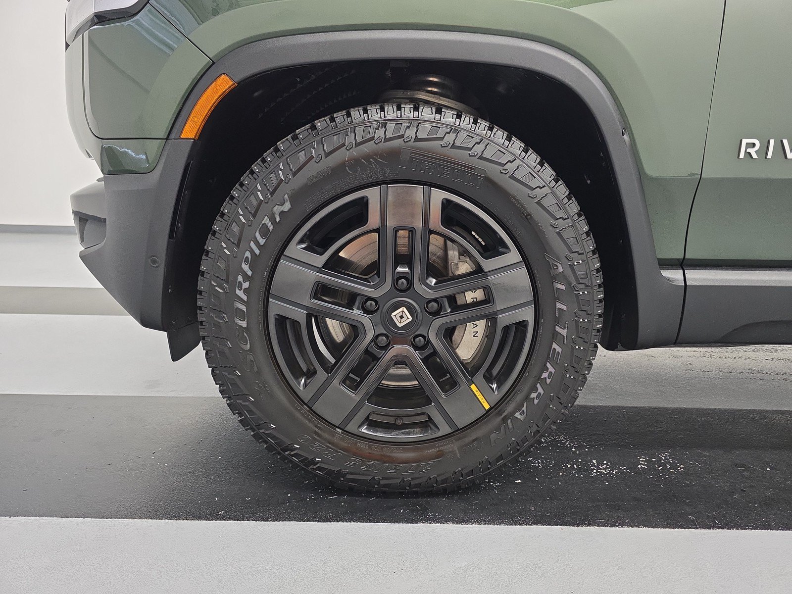 Used 2024 Rivian R1S Adventure AWD/4WD image 9