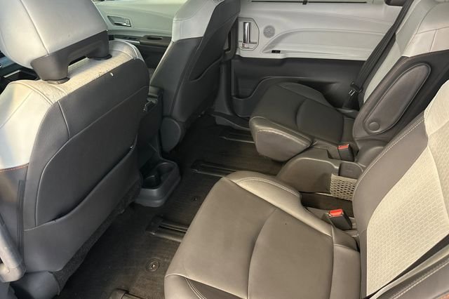 Used 2021 Toyota Sienna XSE FWD image 14