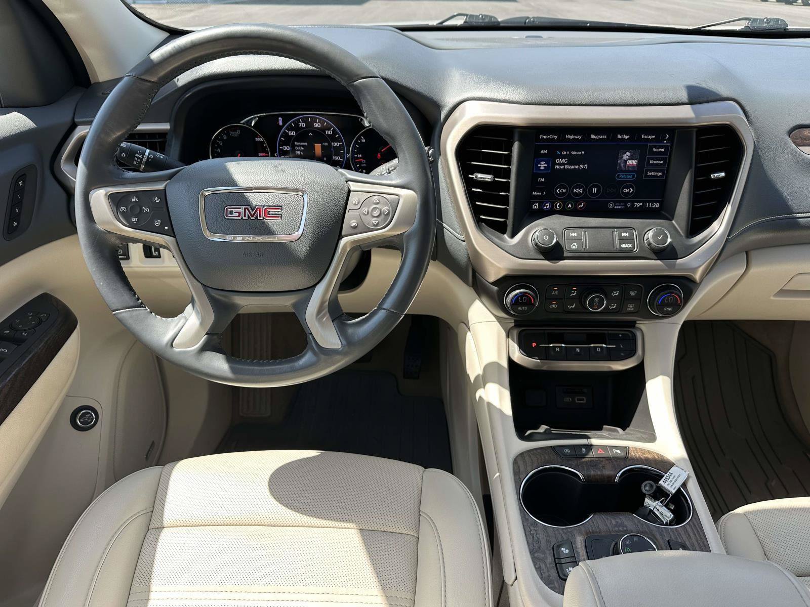 Used 2021 GMC Acadia Denali w/ Denali Technology Package FWD image 11