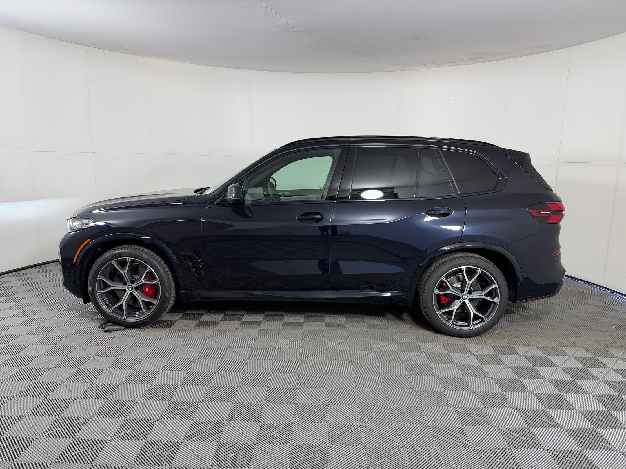 New 2026 BMW X5 xDrive40i w/ M Sport Package AWD/4WD image 2