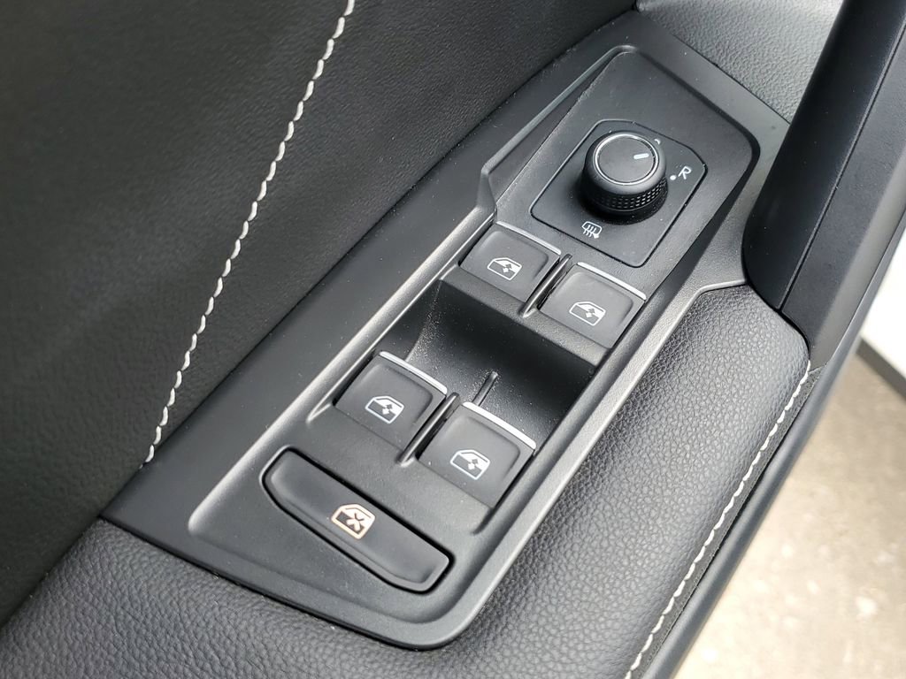 Used 2023 Volkswagen Tiguan SE image 19