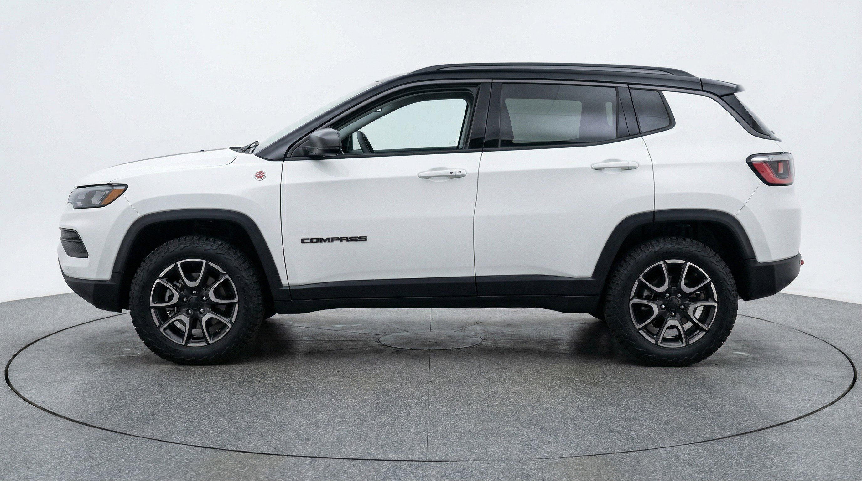 Used 2025 Jeep Compass Trailhawk image 5