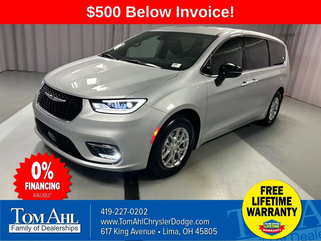 New 2026 Chrysler Pacifica Select image 3